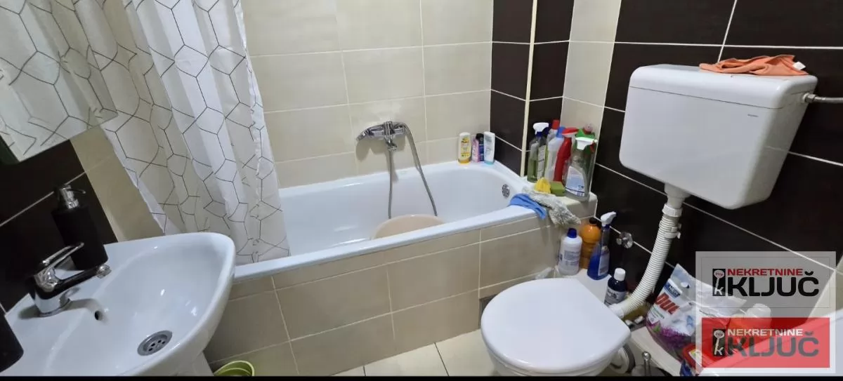 ADICE IZDAJE SE TROIPOSOBAN NAMEŠTEN STAN 18