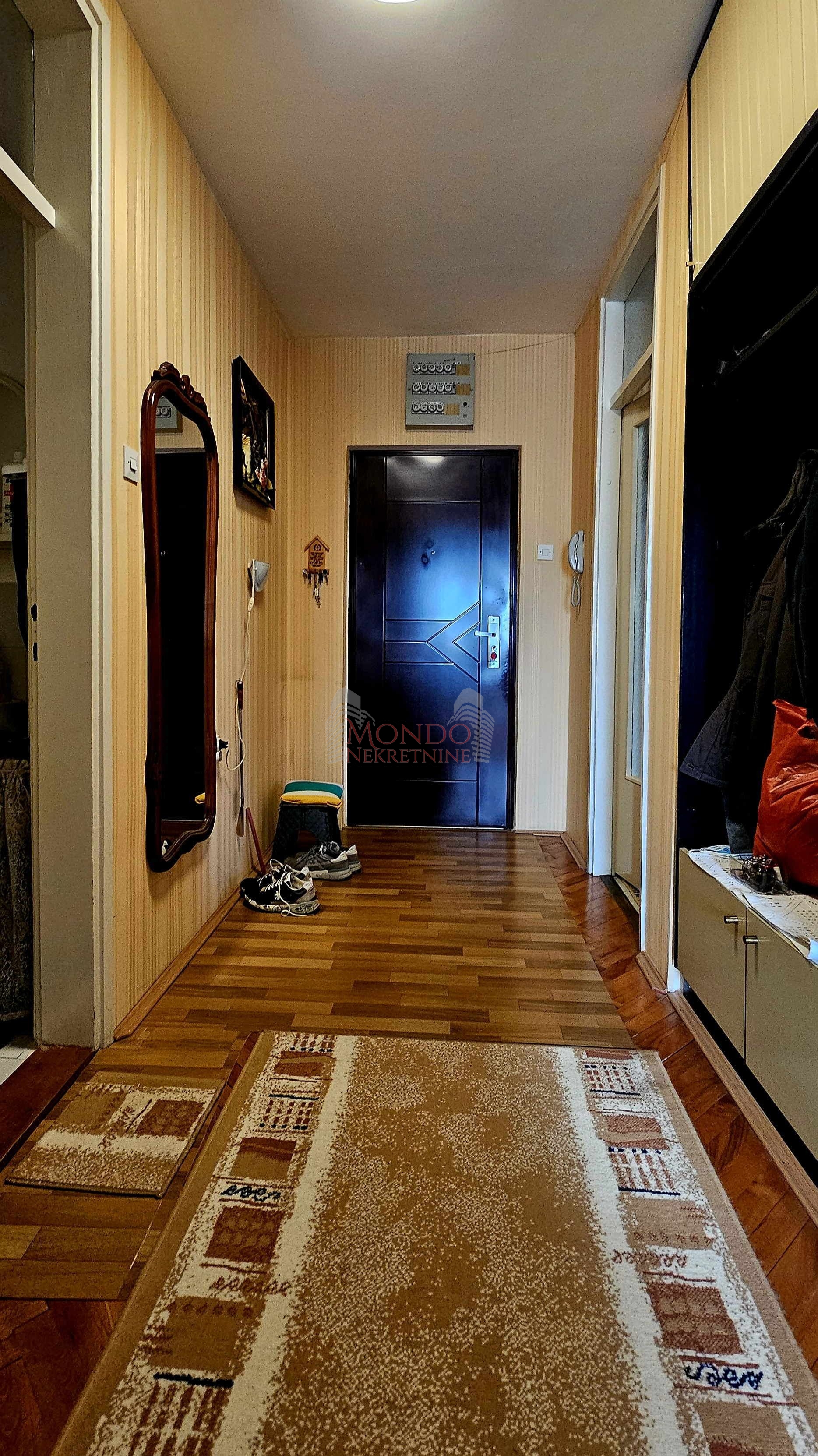 Odličan trosoban stan, 85 m2, IV sprat 1