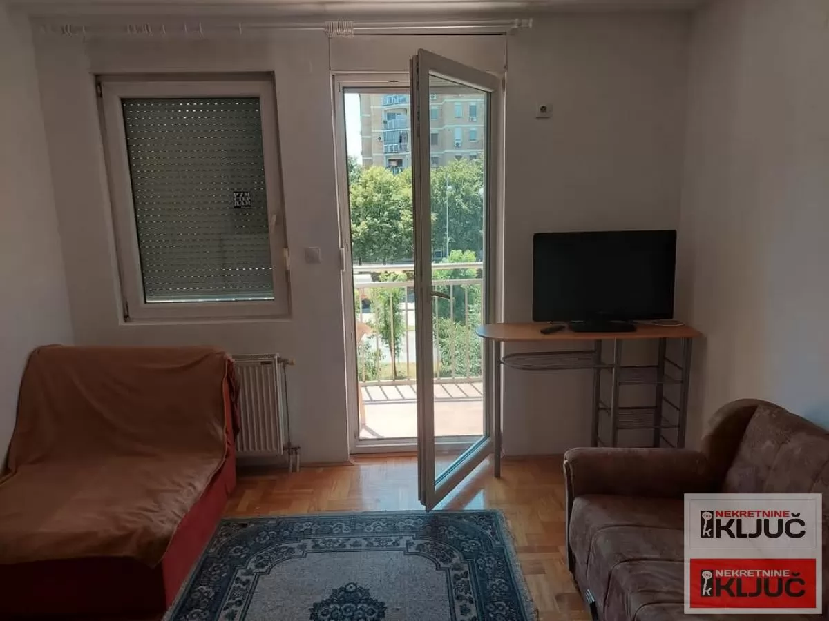 Izdaje se dobra garsonjera u blizini Sajma 1