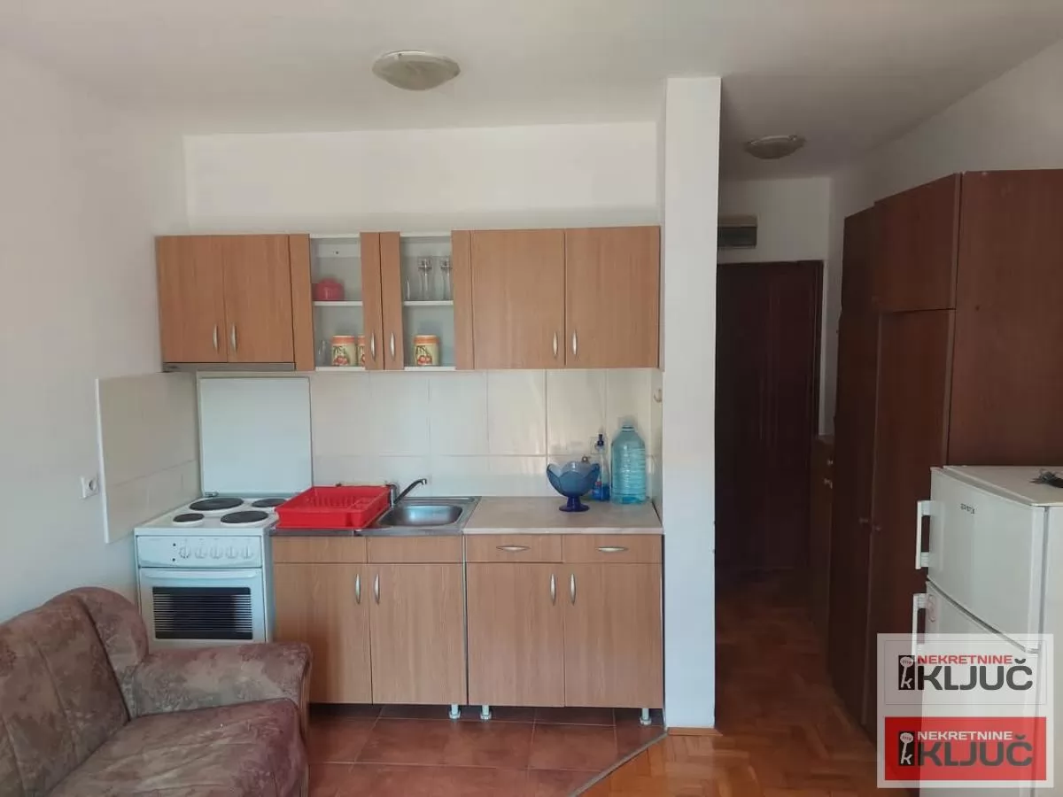 Izdaje se dobra garsonjera u blizini Sajma 3