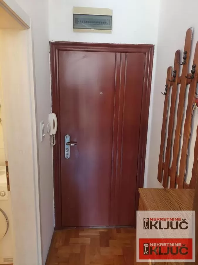 Izdaje se dobra garsonjera u blizini Sajma 7