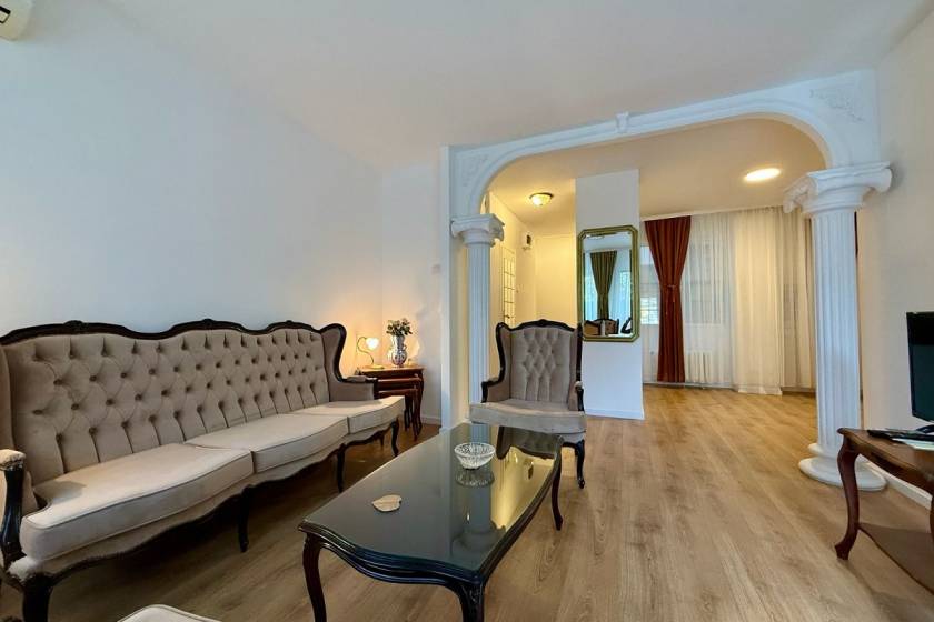 Renoviran trosoban stan sa baštom  kod Sava Centra  69m2 2