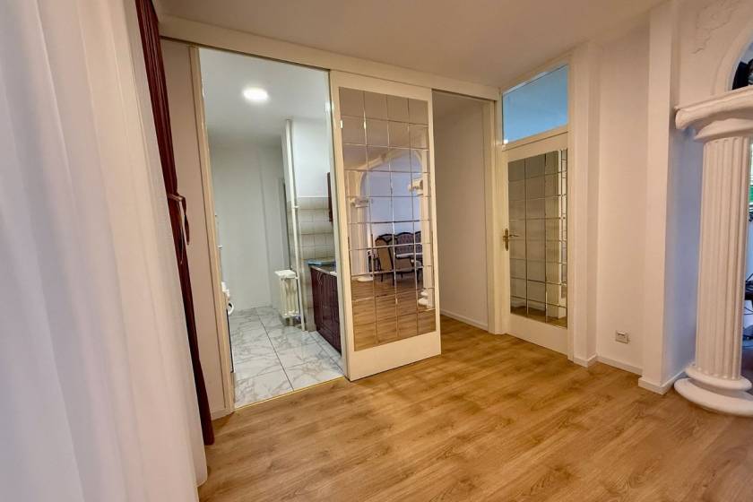 Renoviran trosoban stan sa baštom  kod Sava Centra  69m2 4