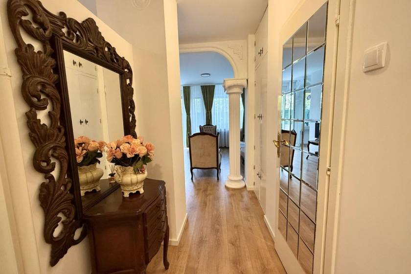 Renoviran trosoban stan sa baštom  kod Sava Centra  69m2 3