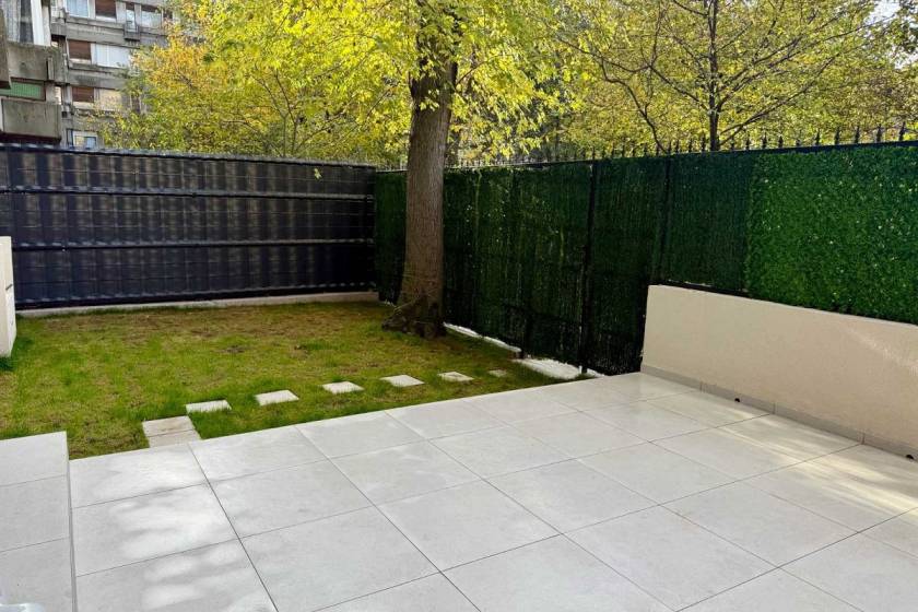 Renoviran trosoban stan sa baštom  kod Sava Centra  69m2 5