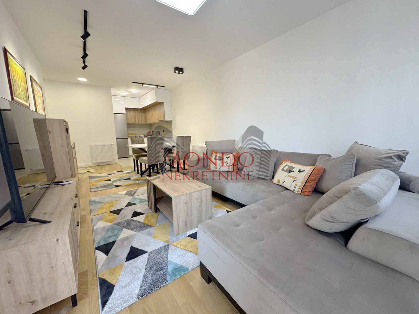 Jednoiposoban nov stan u centru grada kod Saborne crkve 2