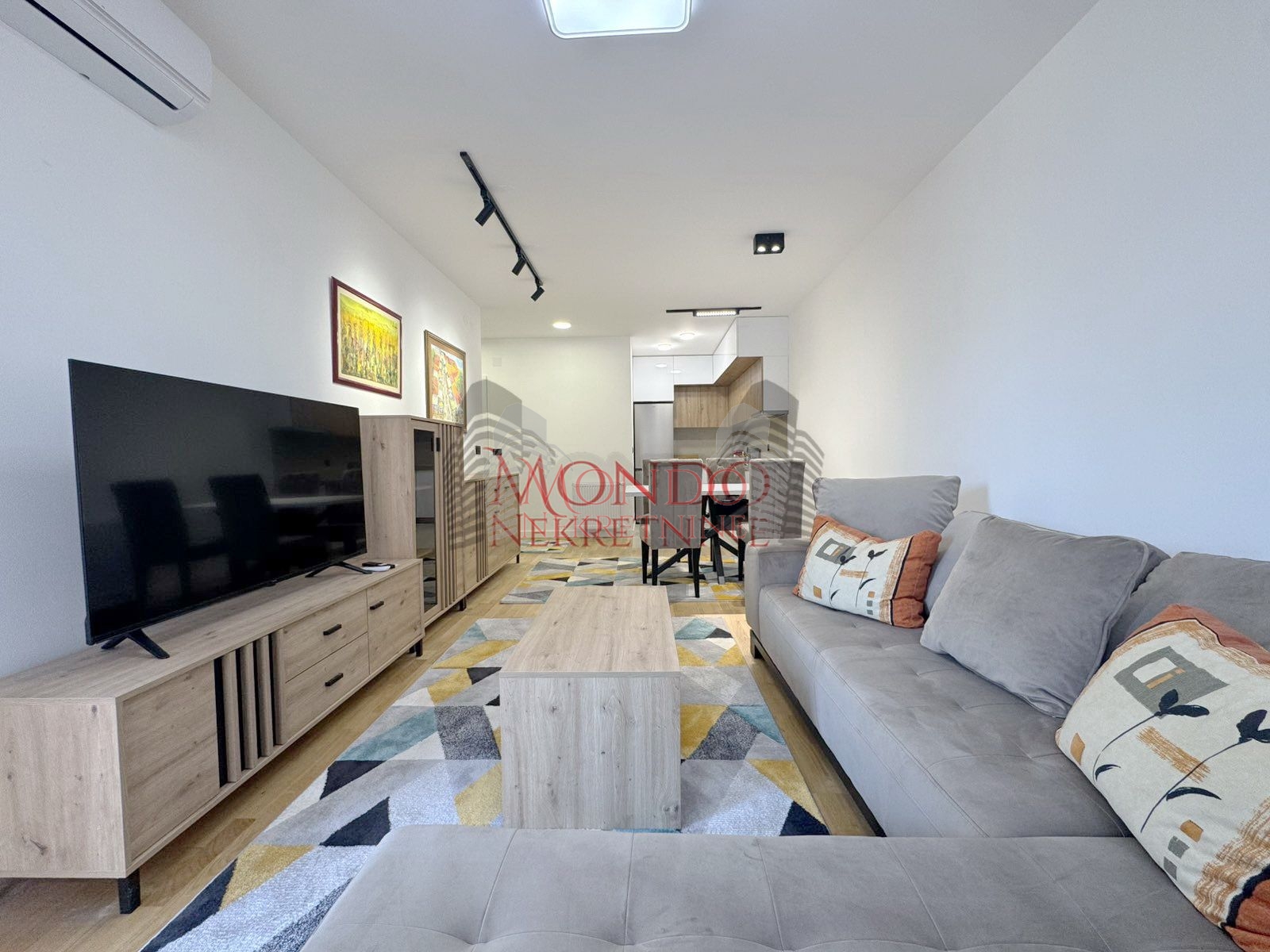 Jednoiposoban nov stan u centru grada kod Saborne crkve 1