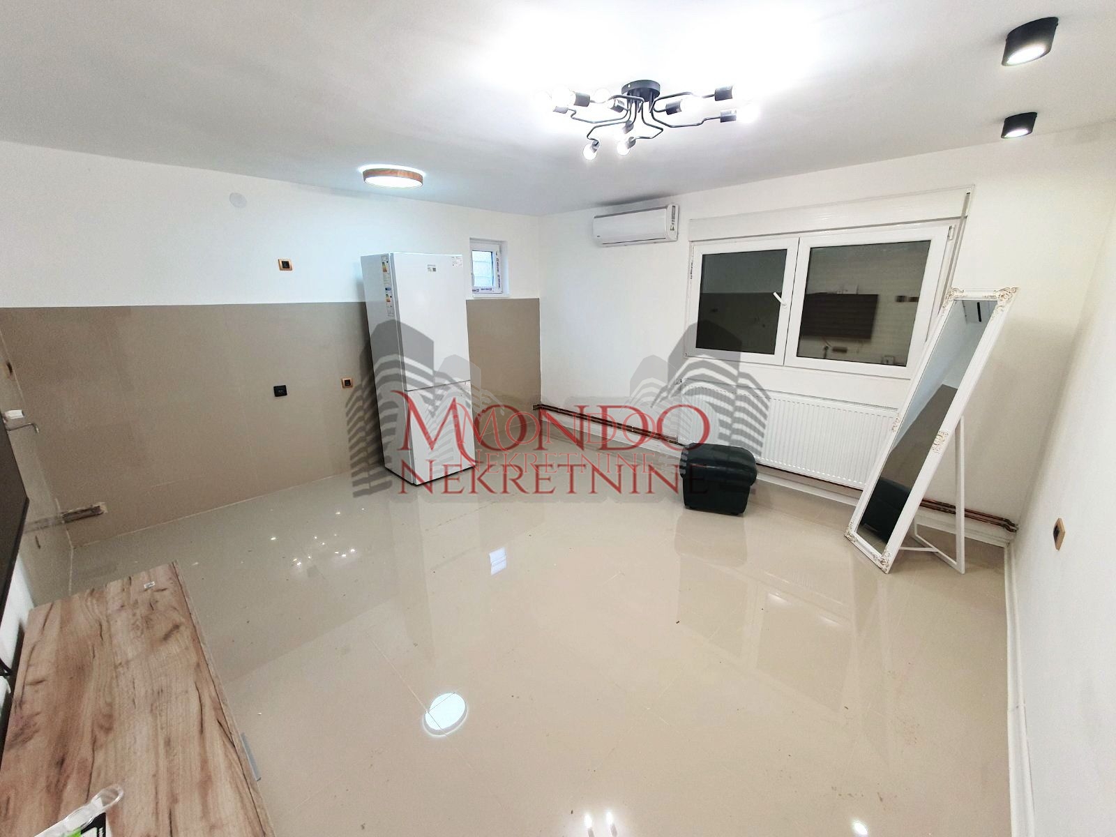 Jednoiposban nenamešten stan kod hotela Marica 6