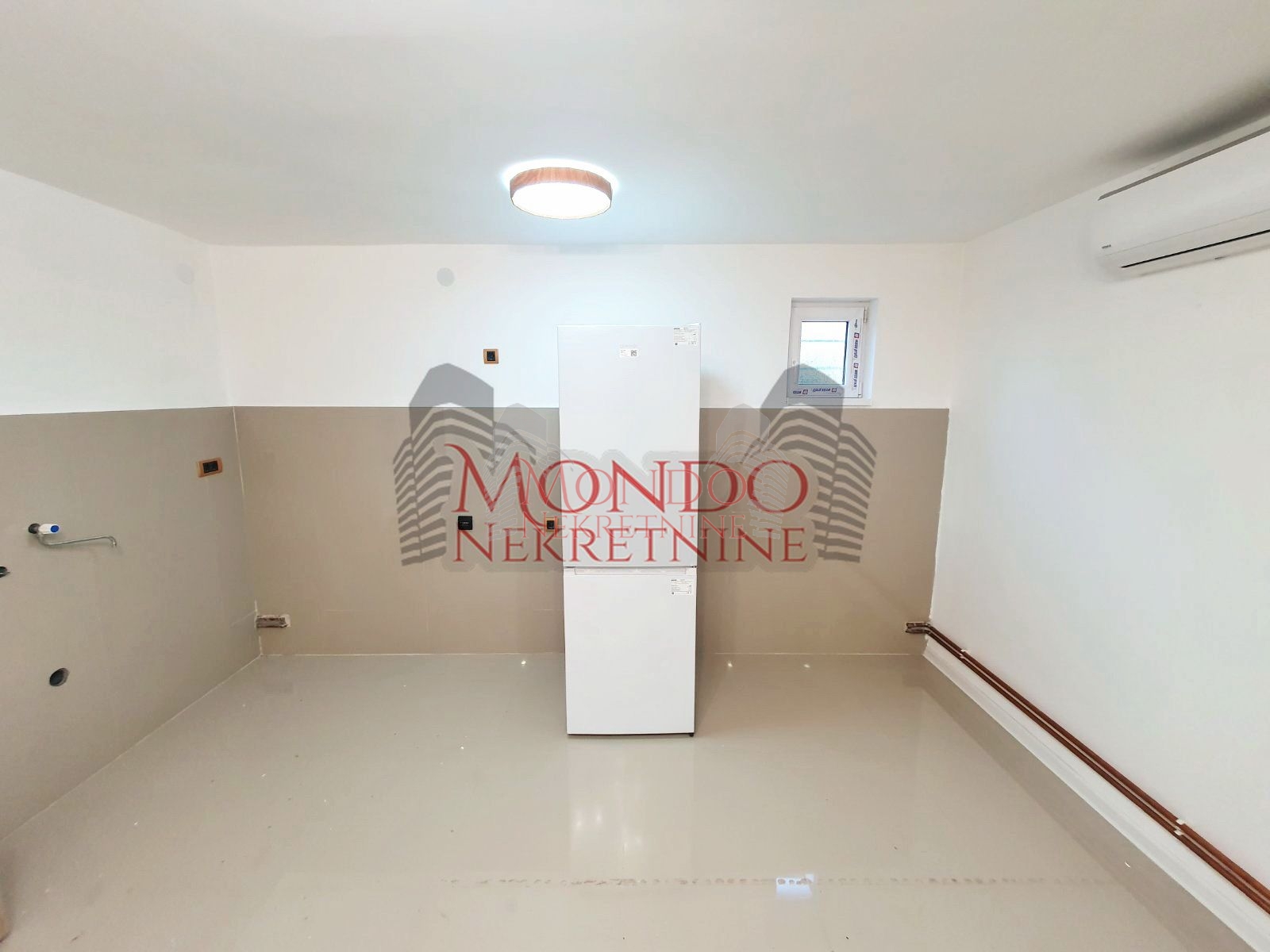 Jednoiposban nenamešten stan kod hotela Marica 5