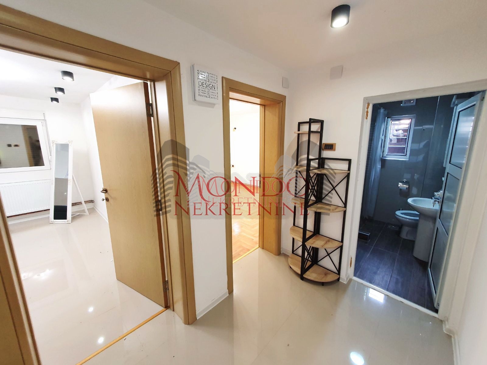 Jednoiposban nenamešten stan kod hotela Marica 7