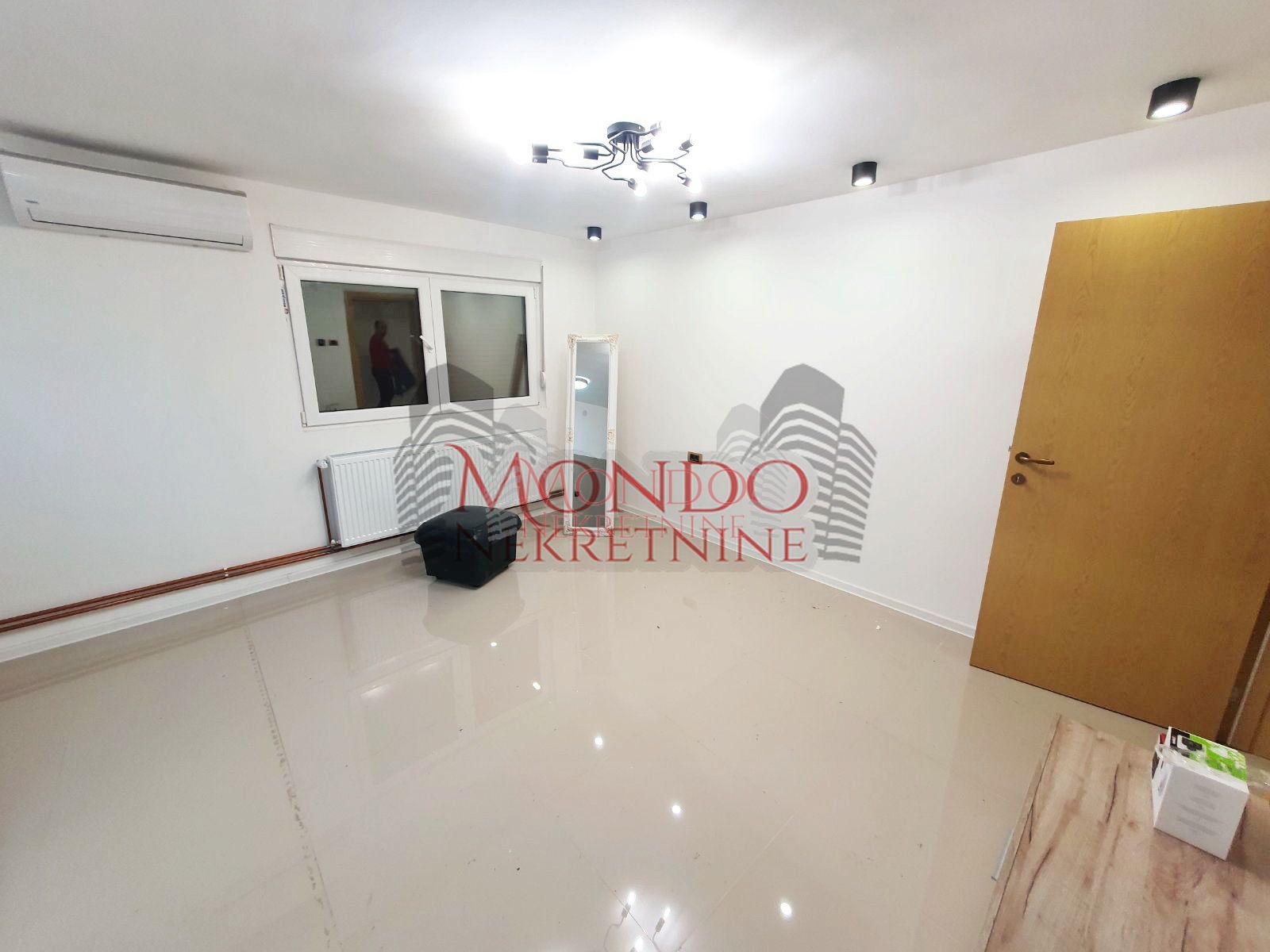 Jednoiposban nenamešten stan kod hotela Marica 4