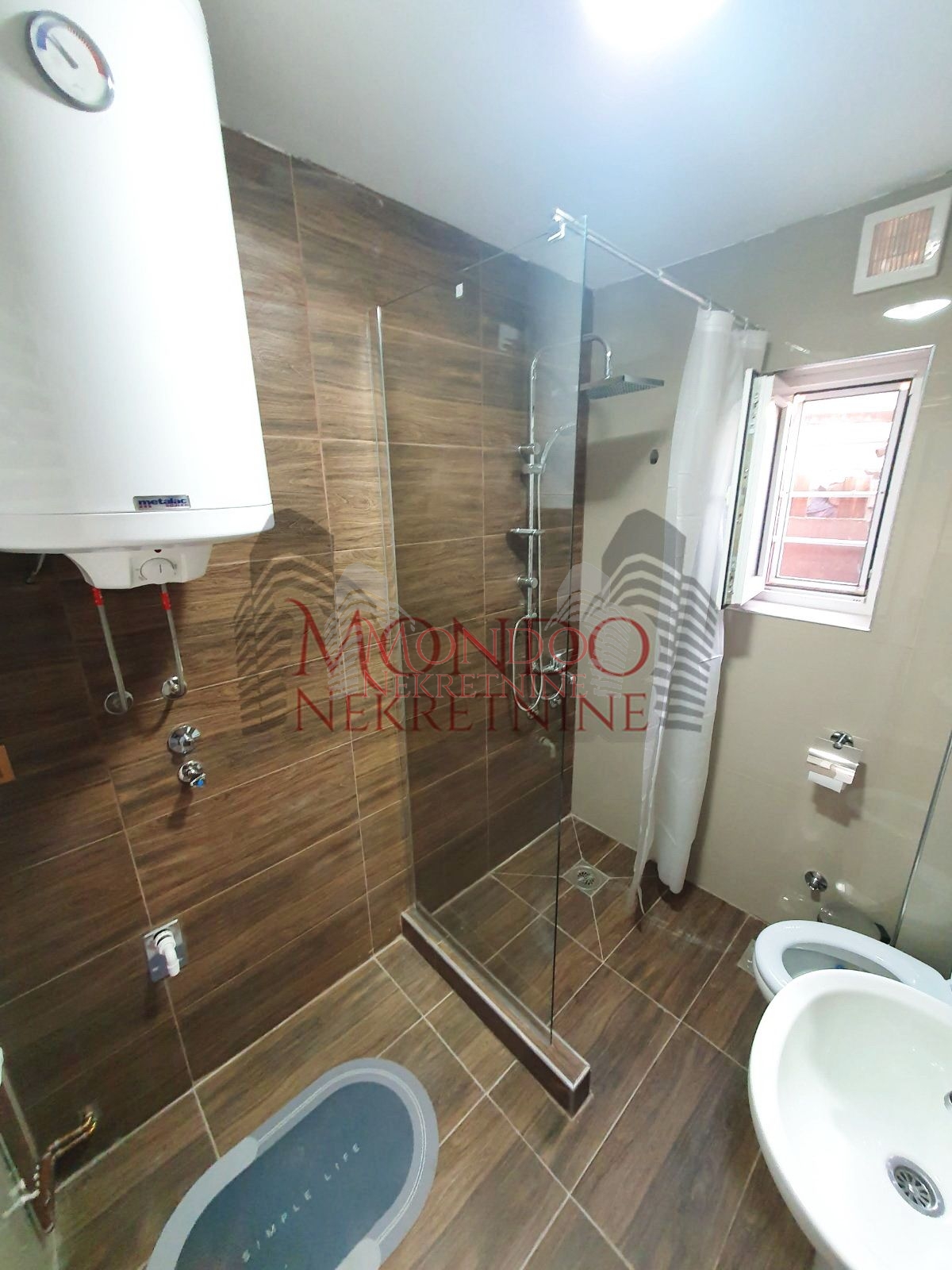 Jednoiposban nenamešten stan kod hotela Marica 12