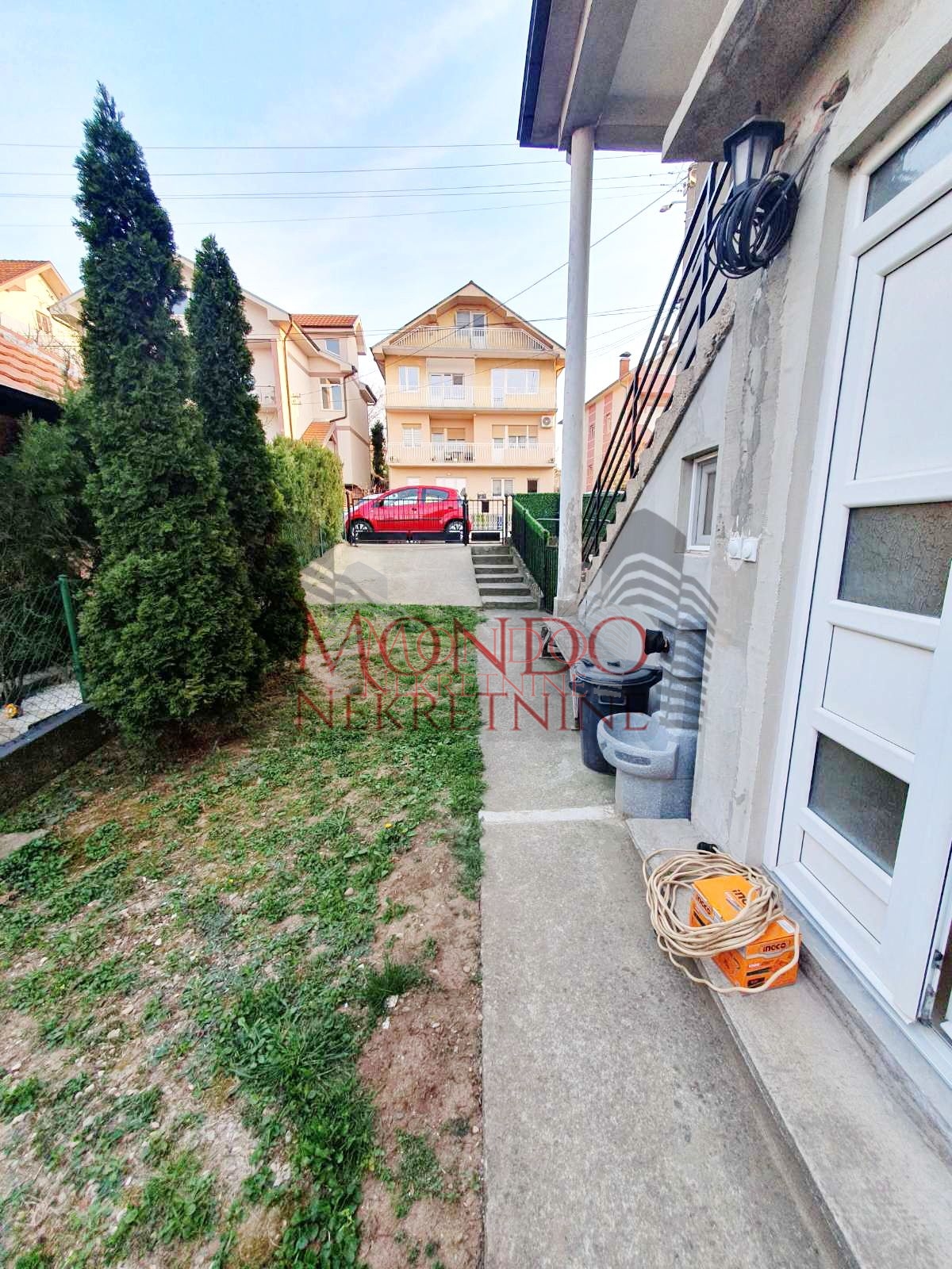 Jednoiposban nenamešten stan kod hotela Marica 15