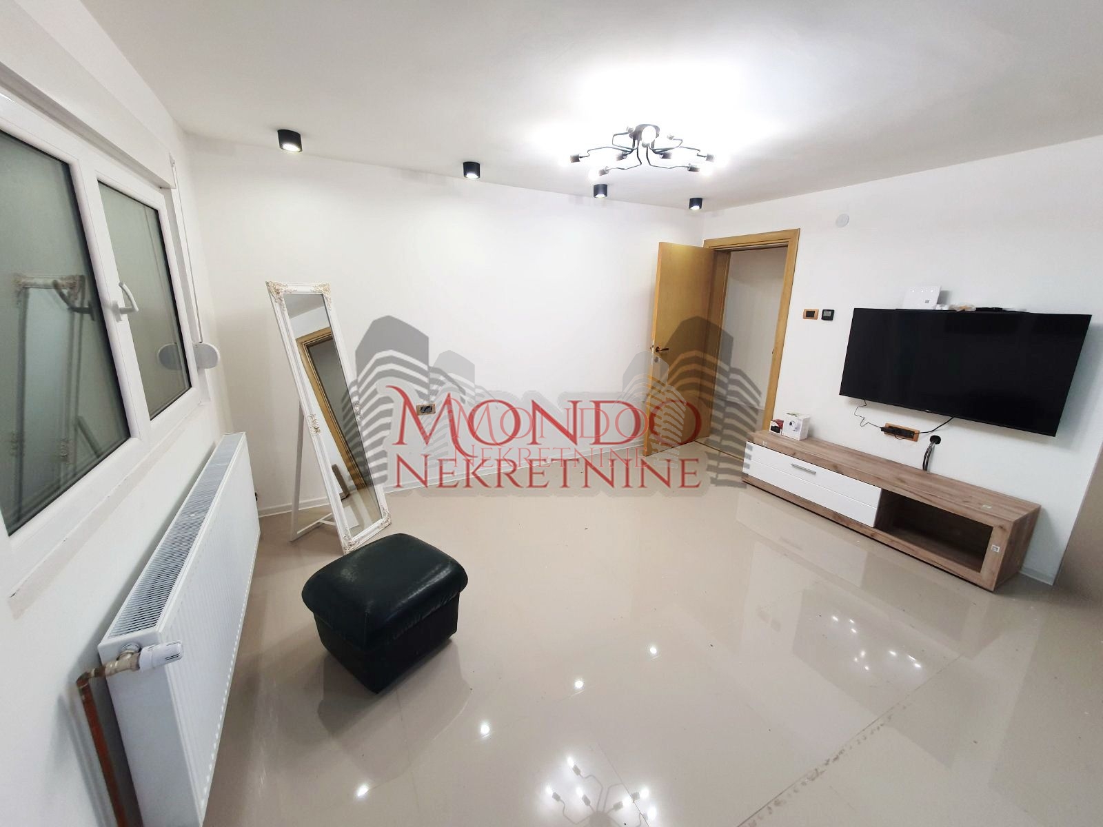 Jednoiposban nenamešten stan kod hotela Marica 2