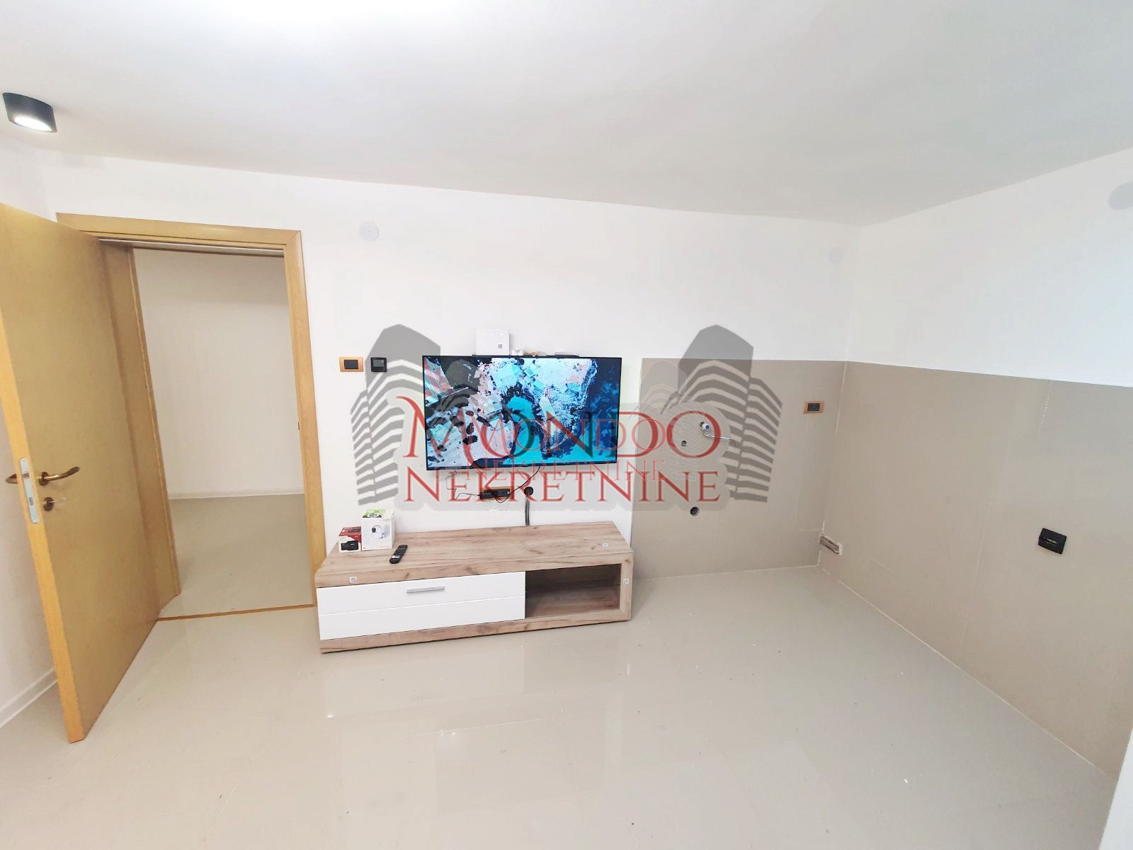 Jednoiposban nenamešten stan kod hotela Marica 3