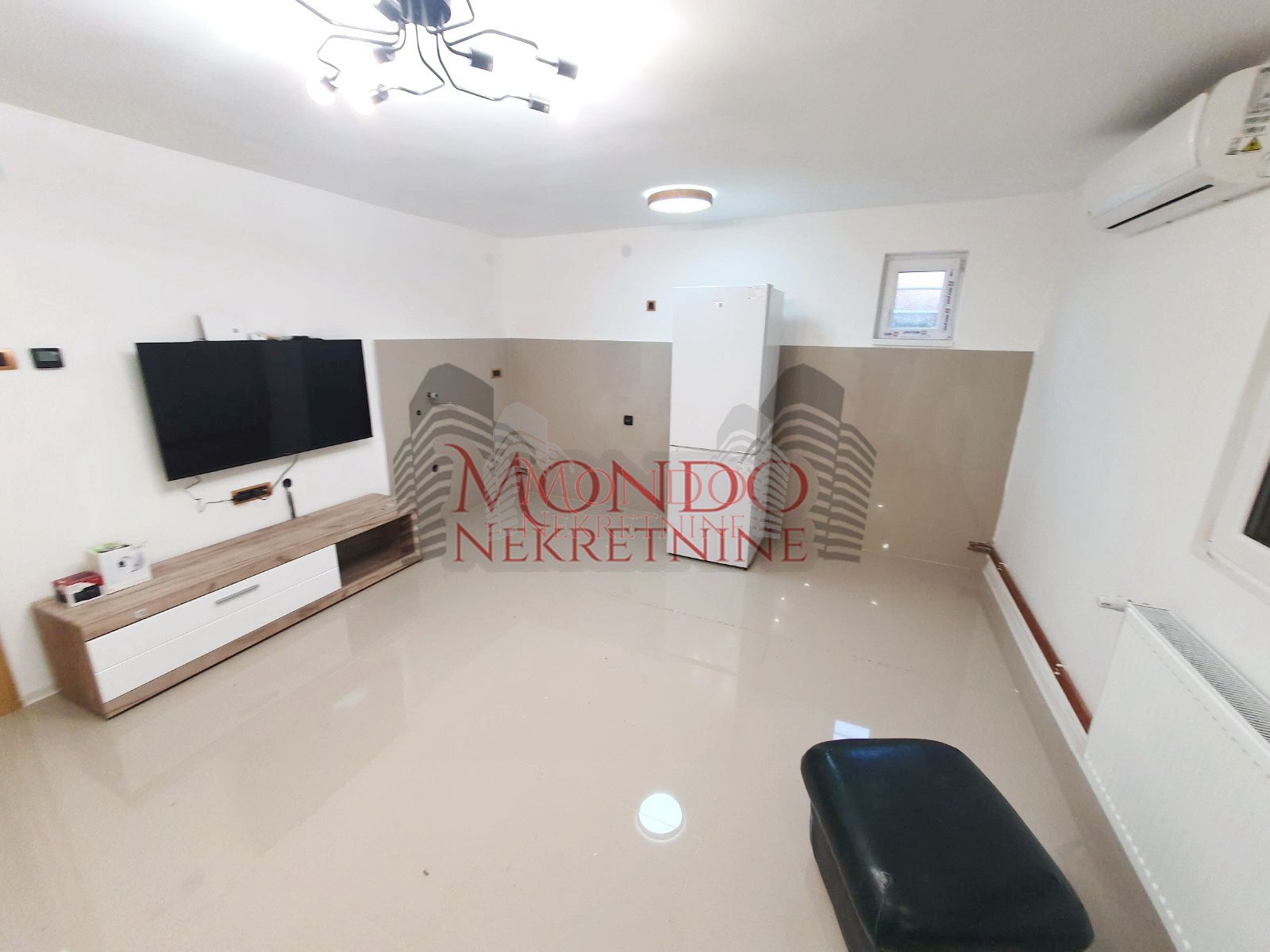 Jednoiposban nenamešten stan kod hotela Marica 1