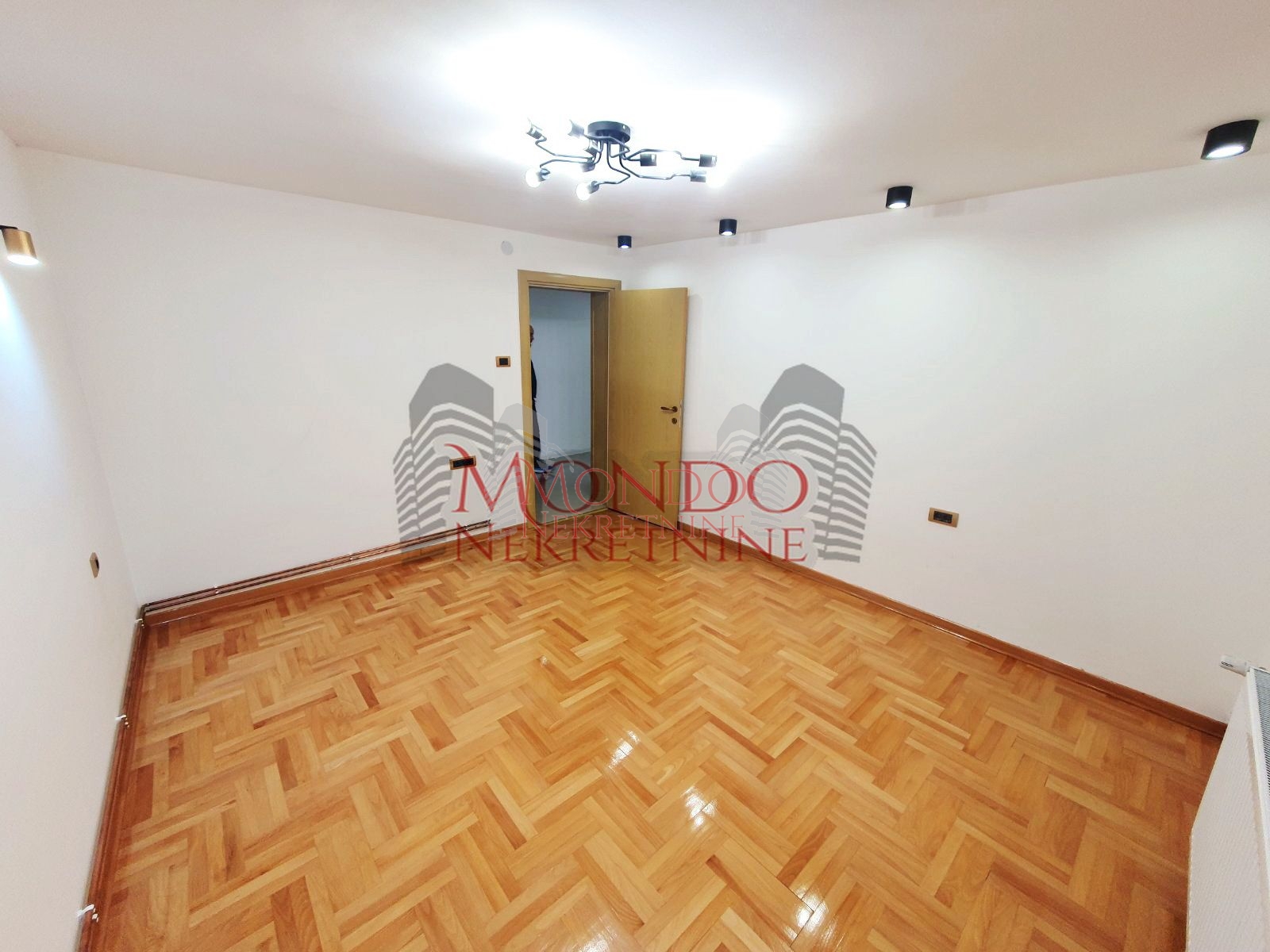 Jednoiposban nenamešten stan kod hotela Marica 8