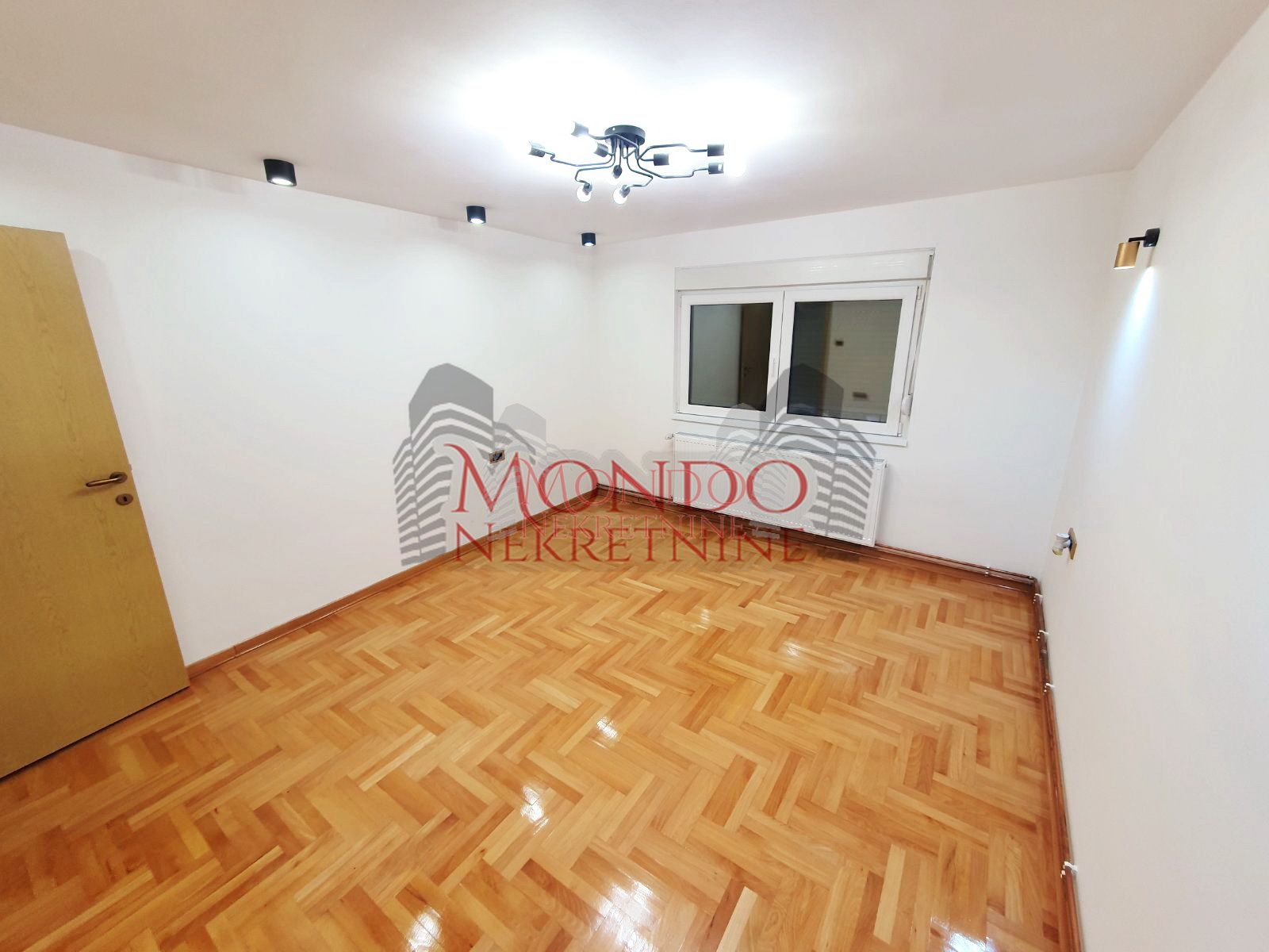 Jednoiposban nenamešten stan kod hotela Marica 10