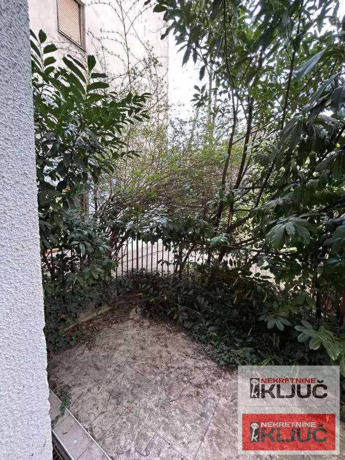 PETROVARADIN, 75m2 + dvorišna terasa, Troiposoban 10