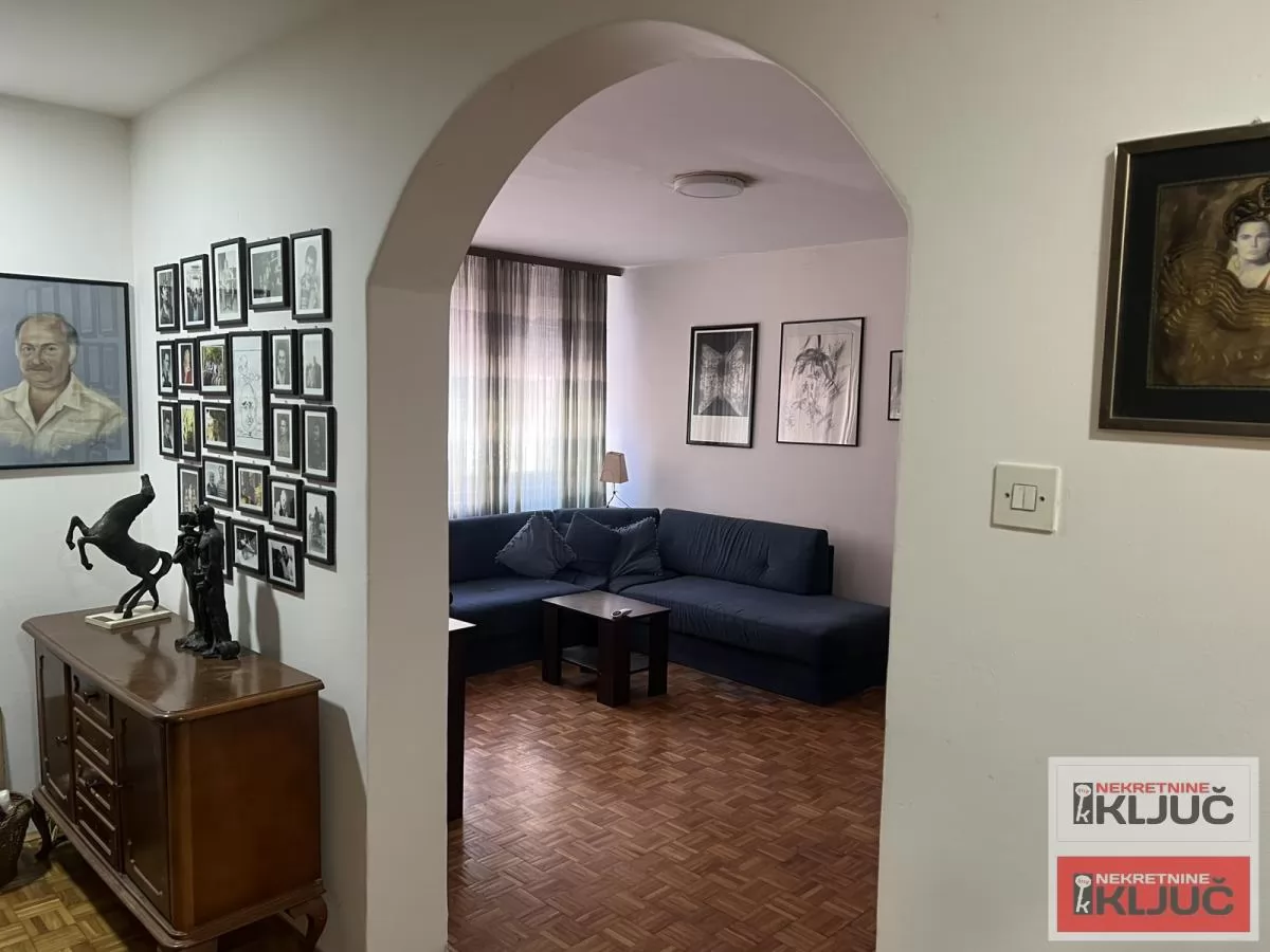 PETROVARADIN, 75m2 + dvorišna terasa, Troiposoban 2