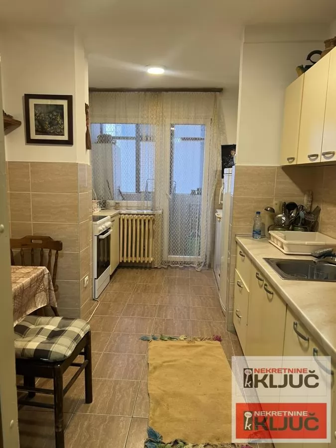 PETROVARADIN, 75m2 + dvorišna terasa, Troiposoban 3