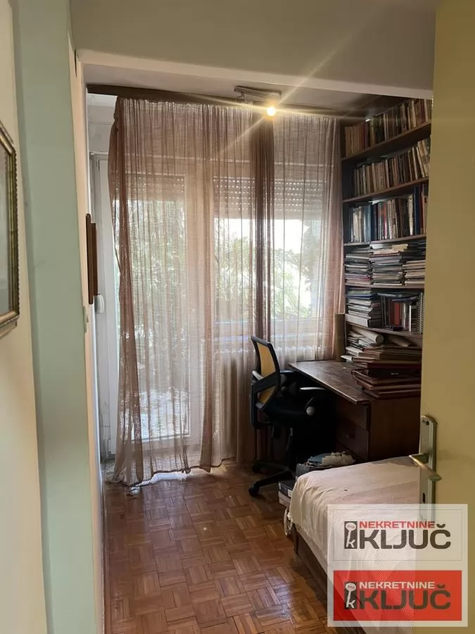 PETROVARADIN, 75m2 + dvorišna terasa, Troiposoban 6