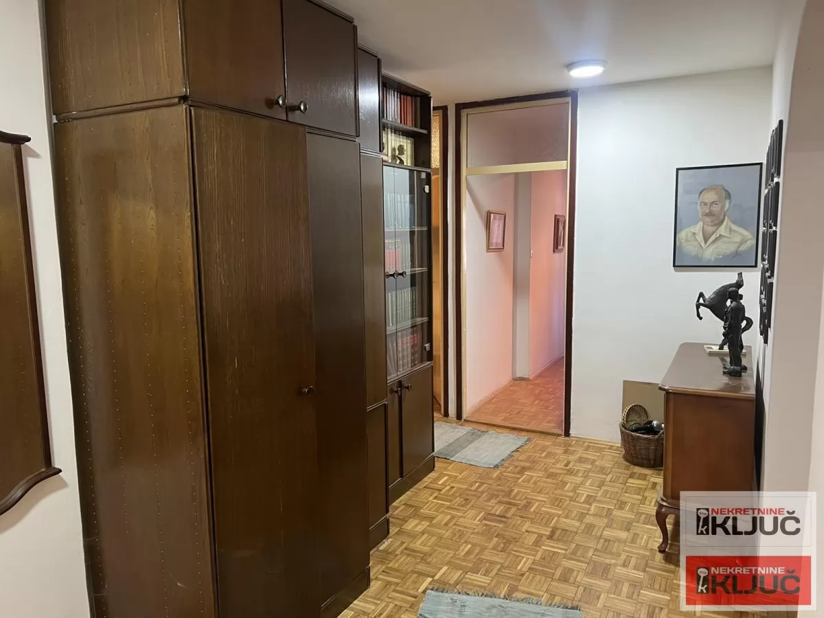 PETROVARADIN, 75m2 + dvorišna terasa, Troiposoban 7