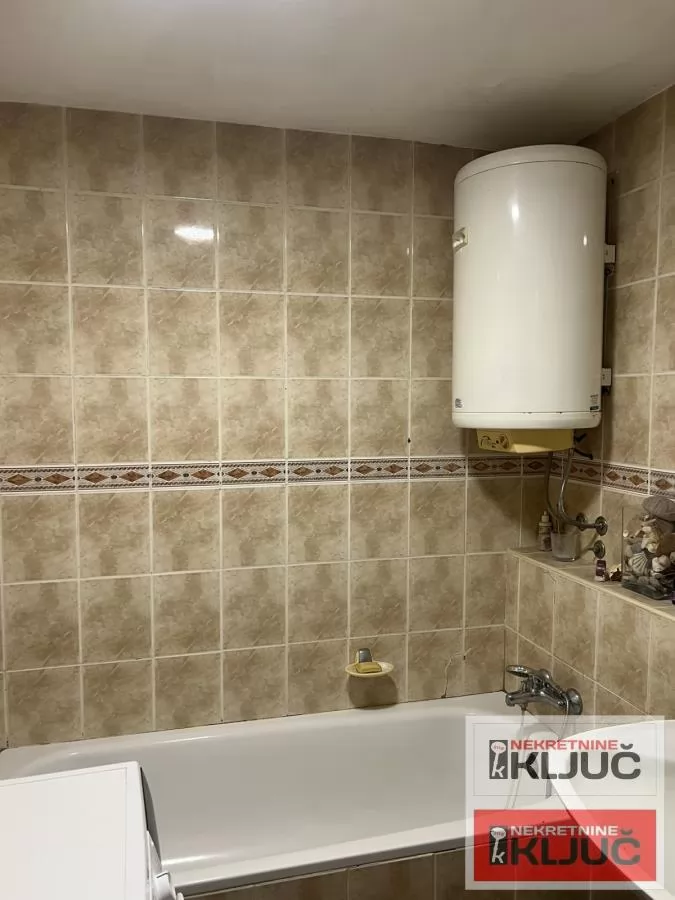 PETROVARADIN, 75m2 + dvorišna terasa, Troiposoban 8