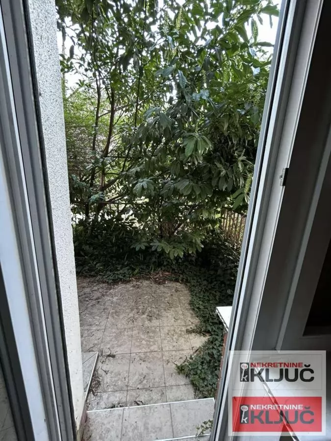 PETROVARADIN, 75m2 + dvorišna terasa, Troiposoban 9