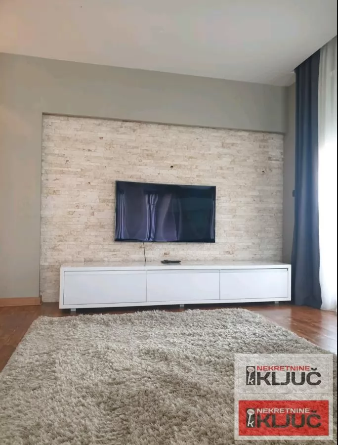SAJAM IZDAJE SE PENTHOUSE U KOMPLEKSU SAJAM KOMPLEKS-100m2+TERASA 36m2 3