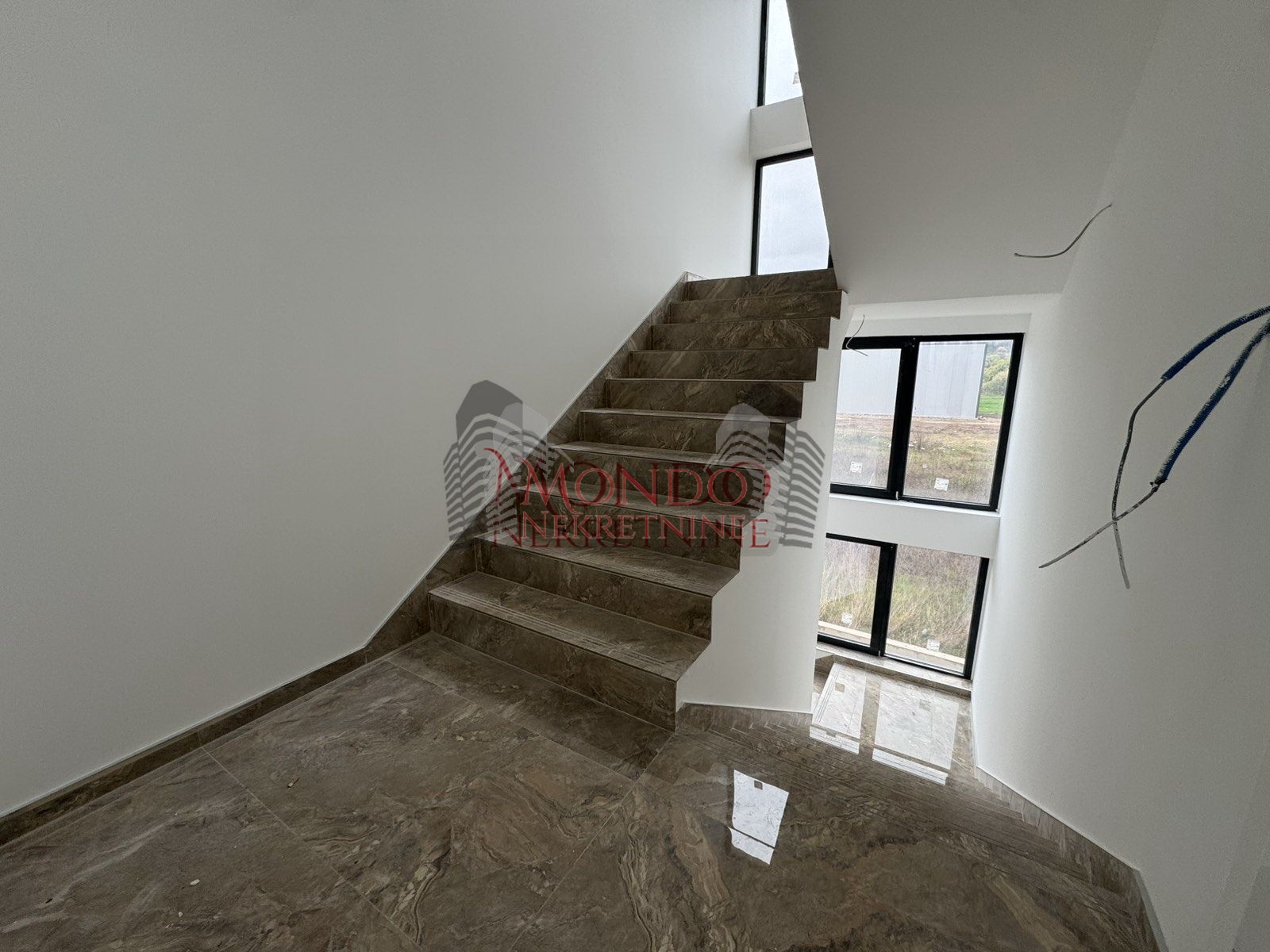 Nov kancelarisko-magacinski prostor u blizini naplatne rampe Istok 11