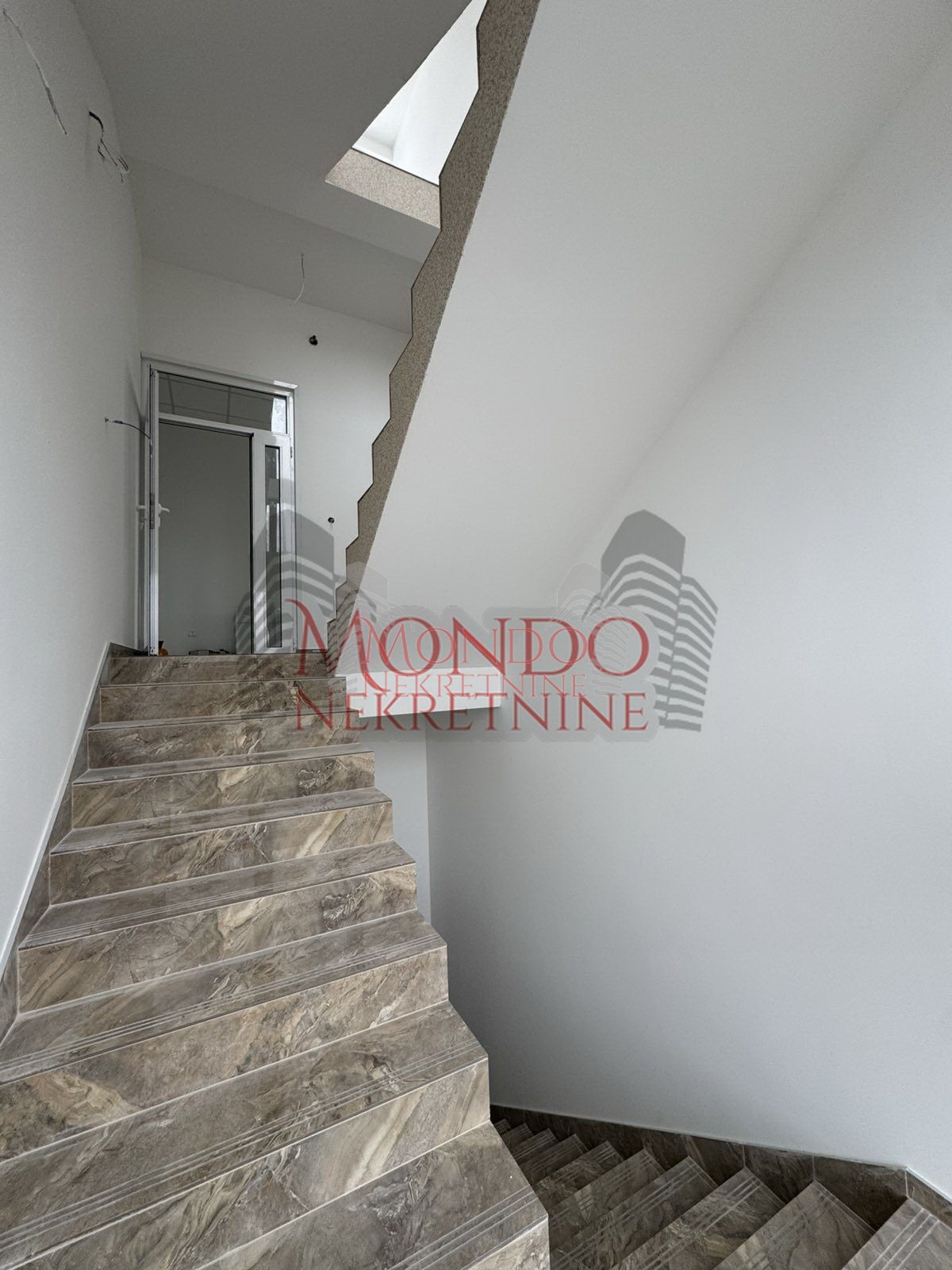 Nov kancelarisko-magacinski prostor u blizini naplatne rampe Istok 8