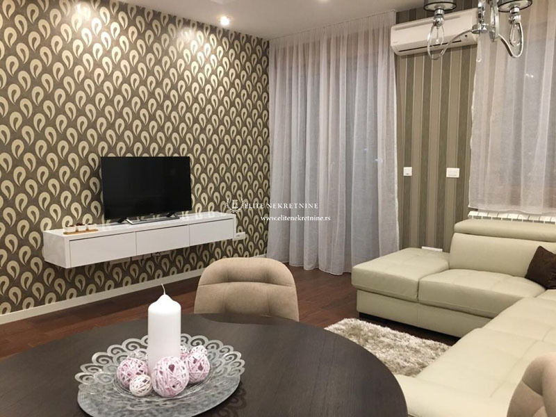 Izdavanje Dvosoban lux stan u A bloku  garaza 1