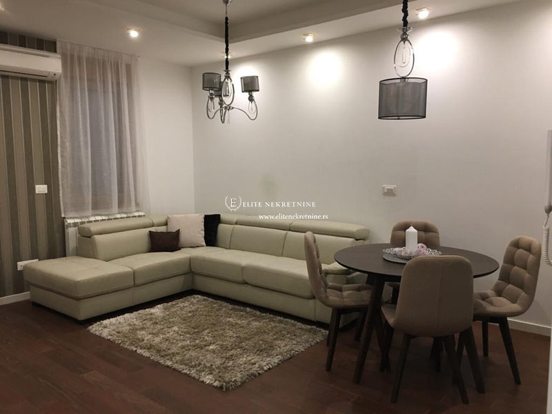 Izdavanje Dvosoban lux stan u A bloku  garaza 2