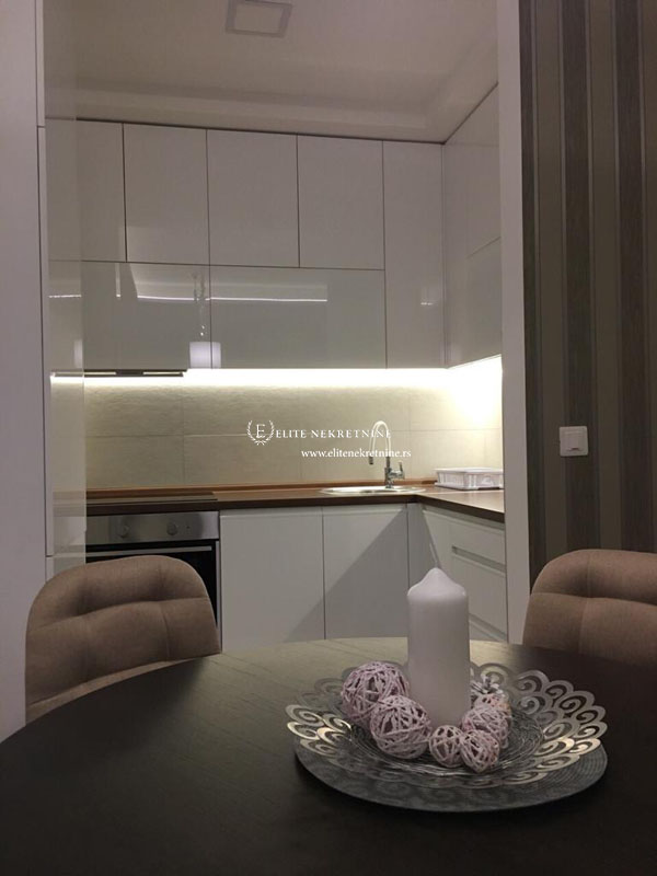 Izdavanje Dvosoban lux stan u A bloku  garaza 4