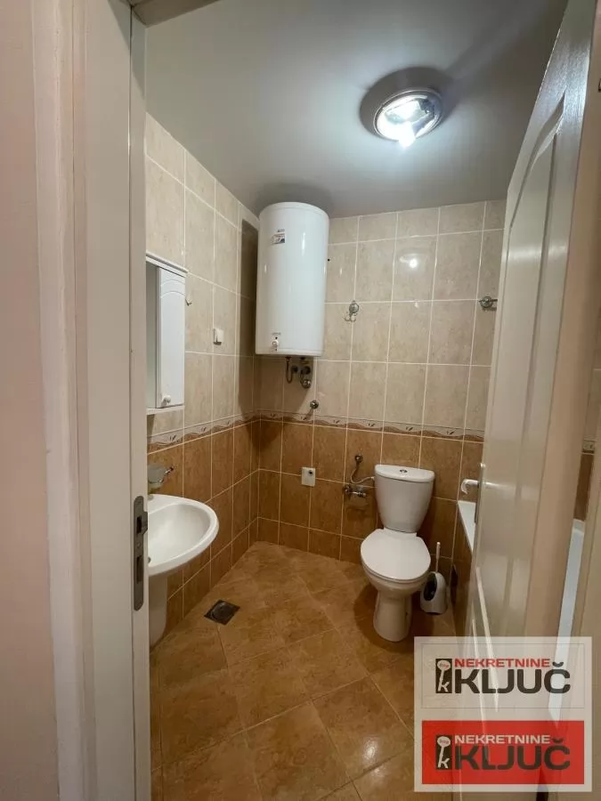 BULEVAR EVROPE IZDAJE SE DVOSOBAN NAMEŠTEN STAN 11