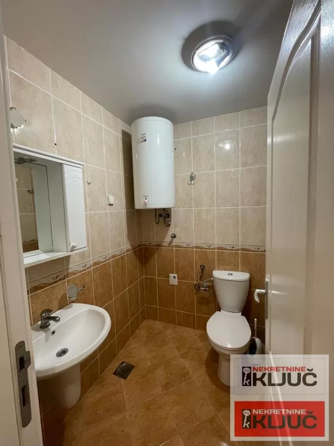 BULEVAR EVROPE IZDAJE SE DVOSOBAN NAMEŠTEN STAN 13