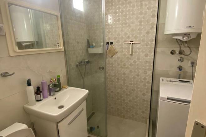 Izdajemo 2 0 stan  Blok 70  Jurija Gagarina  64m2 5