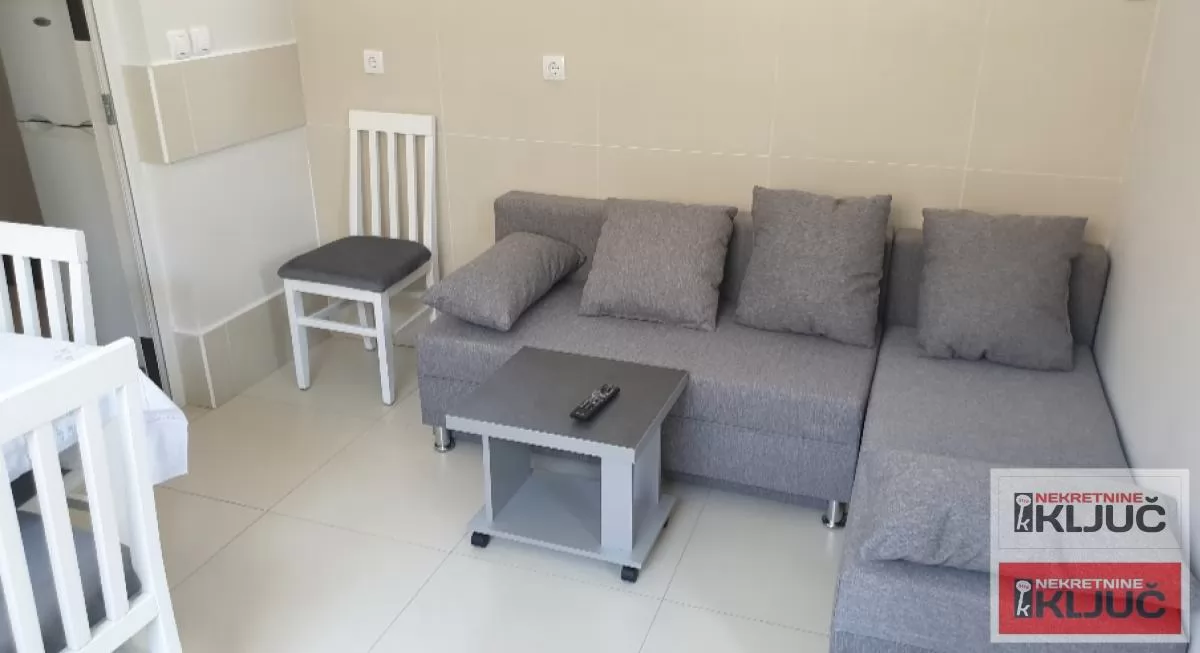 PETROVARADIN IZDAJE SE JEDNOIPOSOBAN STAN SA PARKING MESTOM 1