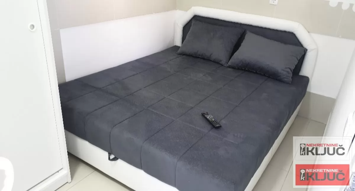 PETROVARADIN IZDAJE SE JEDNOIPOSOBAN STAN SA PARKING MESTOM 10