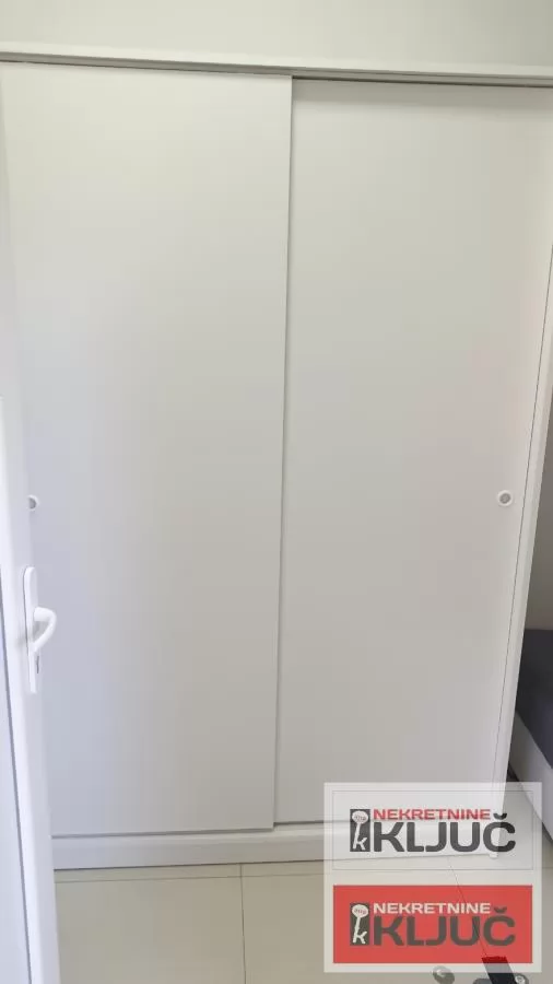 PETROVARADIN IZDAJE SE JEDNOIPOSOBAN STAN SA PARKING MESTOM 11