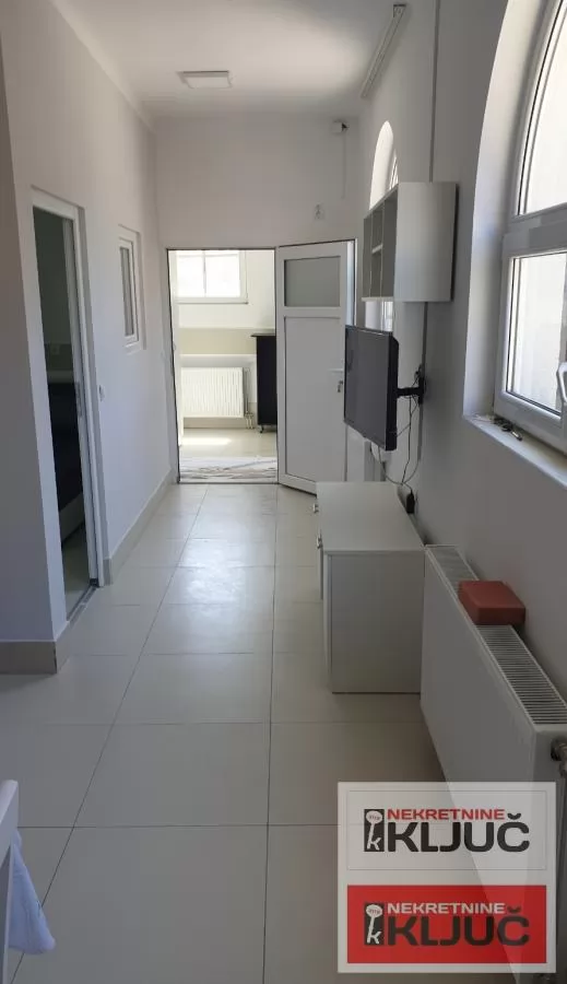 PETROVARADIN IZDAJE SE JEDNOIPOSOBAN STAN SA PARKING MESTOM 17