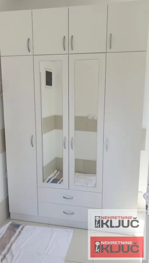 PETROVARADIN IZDAJE SE JEDNOIPOSOBAN STAN SA PARKING MESTOM 18