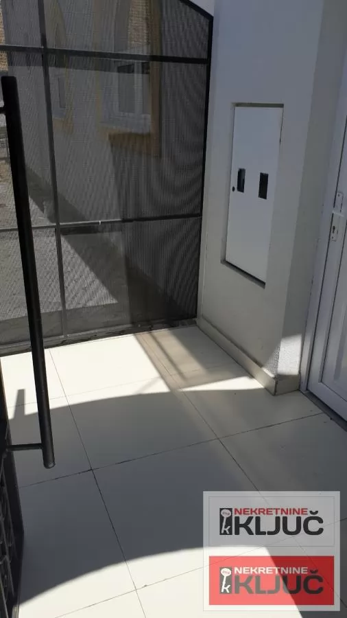 PETROVARADIN IZDAJE SE JEDNOIPOSOBAN STAN SA PARKING MESTOM 23