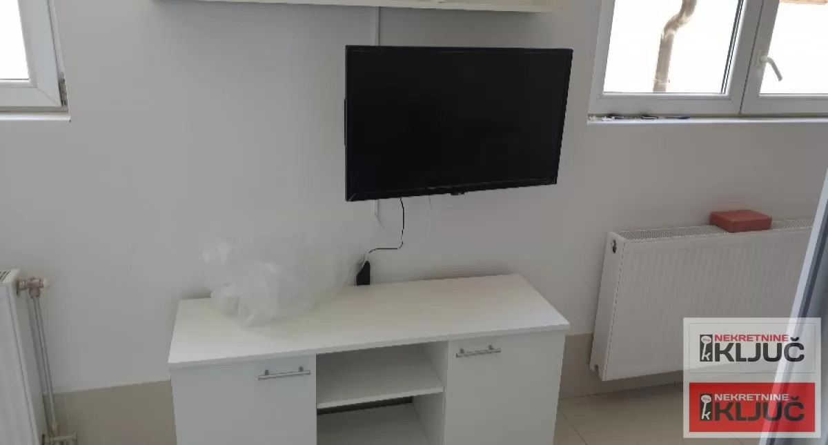 PETROVARADIN IZDAJE SE JEDNOIPOSOBAN STAN SA PARKING MESTOM 4