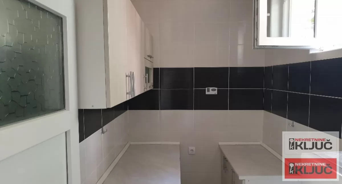 PETROVARADIN IZDAJE SE JEDNOIPOSOBAN STAN SA PARKING MESTOM 5