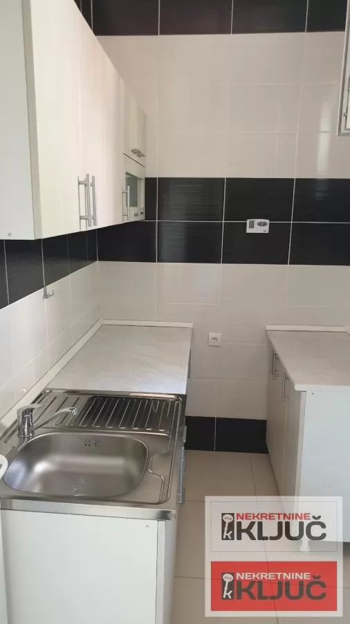 PETROVARADIN IZDAJE SE JEDNOIPOSOBAN STAN SA PARKING MESTOM 6