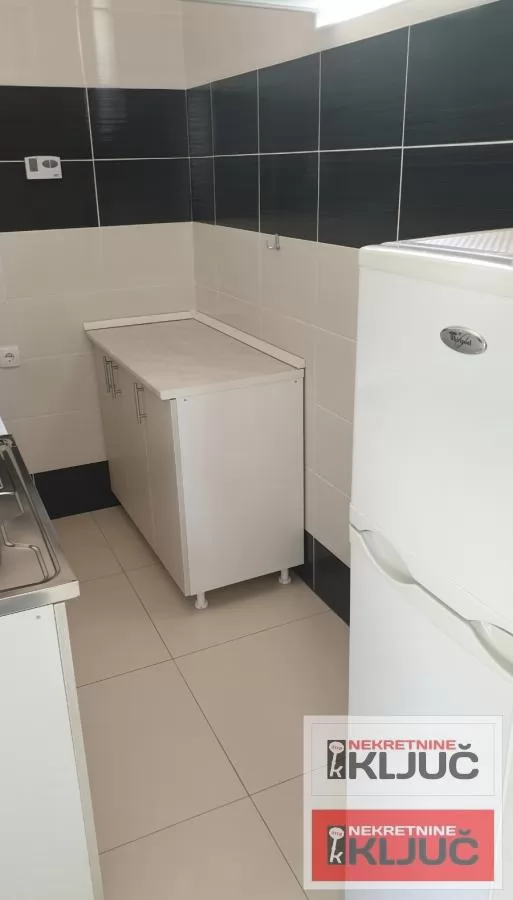 PETROVARADIN IZDAJE SE JEDNOIPOSOBAN STAN SA PARKING MESTOM 7