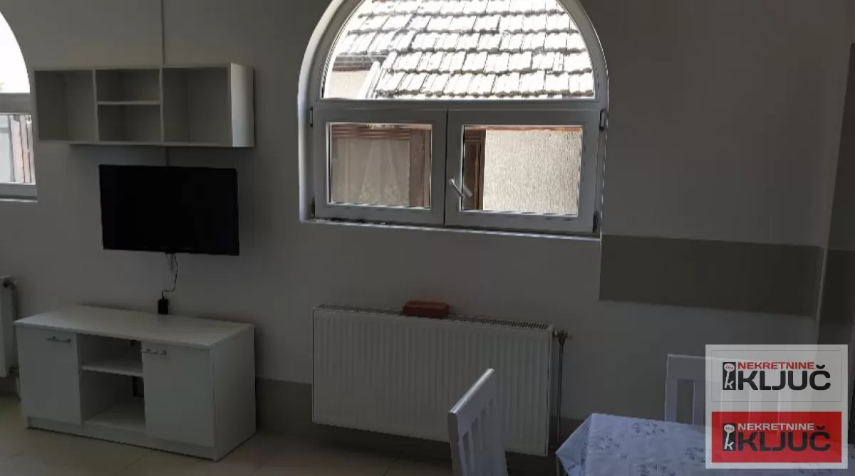 PETROVARADIN IZDAJE SE JEDNOIPOSOBAN STAN SA PARKING MESTOM 9