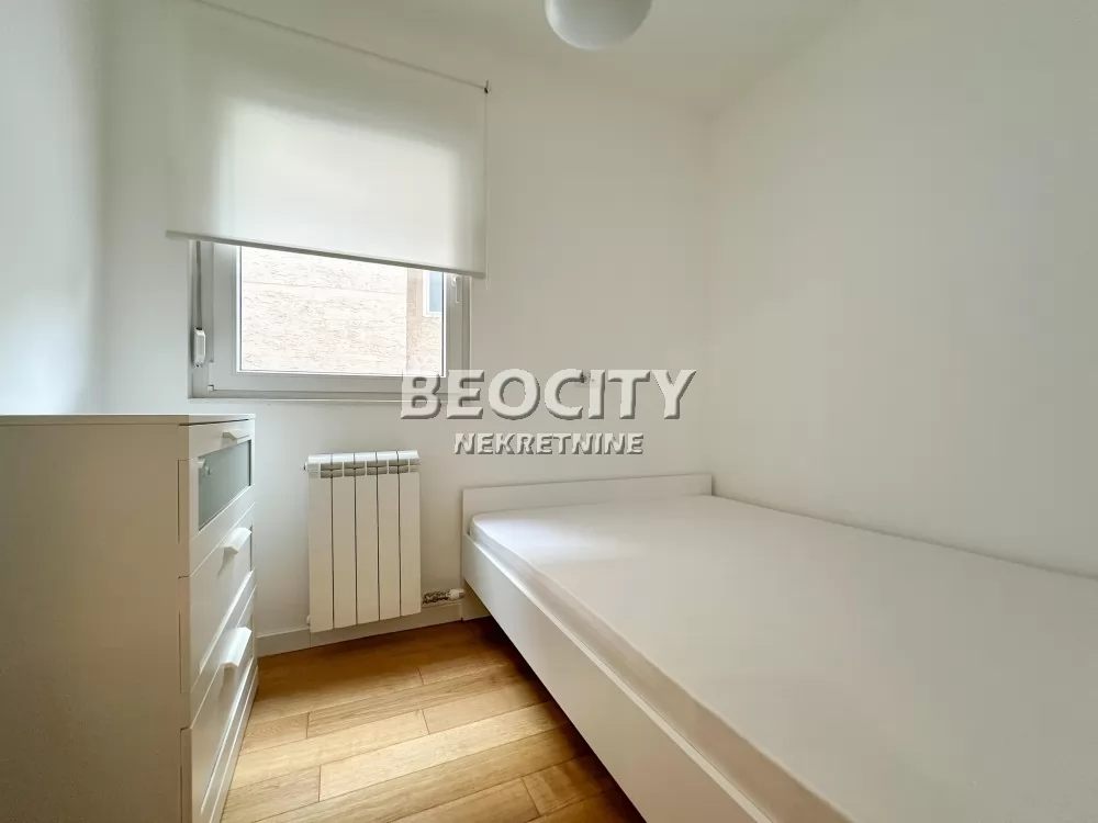 Trosoban stan, 42 m2, Južni bulevar ID: 94221 10